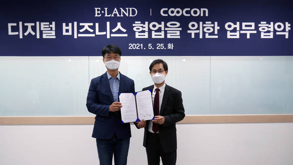 ▲김종현 쿠콘 대표(오른쪽)와 양호석 이랜드월드 최고기술책임자(CTO)가 25일 서울 영등포 쿠콘 본사에서 업무협약을 체결한 뒤 기념촬영을 하고 있다. / 사진=쿠콘