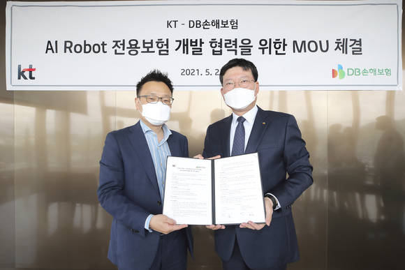 ▲이상호 KT AI로봇사업단장(왼쪽)과 류석 DB손해보험 상무가 ‘AI 서비스 로봇 전용 보험’ 개발 협력을 위한 양해각서를 체결한 뒤 기념촬영을 하고 있다. / 사진=KT