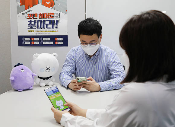 ▲신한생명 직원들이 지난 26일 신한L타워에서 포텐 퀴즈왕에 참여하고 있는 모습 / 사진=신한생명