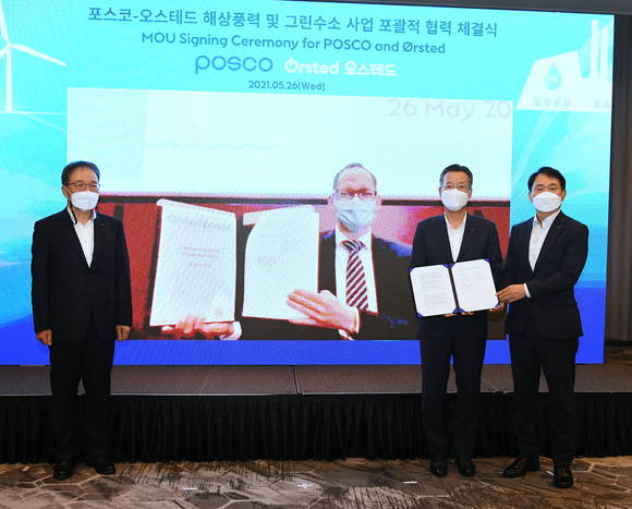 ▲(왼쪽부터) 최승호 포스코건설 인프라사업본부장, 마틴 뉴버트 오스테드 부사장, 전중선 포스코 전략기획본부장, 조주익 수소사업실장이 해상풍력 및 그린수소 사업을 위한 MOU를 체결한 뒤 기념촬영을 하고 있다 / 사진=포스코