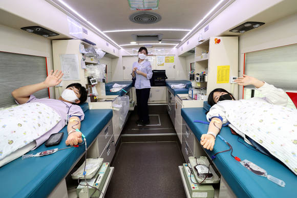 ▲대우건설 직원들이 '2021 대우가족 헌혈캠페인'에 참여하고 있다 / 사진=대우건설