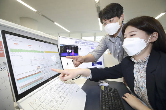 ▲KT가 경기도와 손 잡고 블록체인 기반 동영상 콘텐츠 유통 플랫폼 사업을 추진한다. KT 직원들이 블록체인 기반 동영상 콘텐츠 유통 플랫폼 구축에 활용될 기가 체인(GiGA Chain) 화면을 보고 있다. / 사진=KT