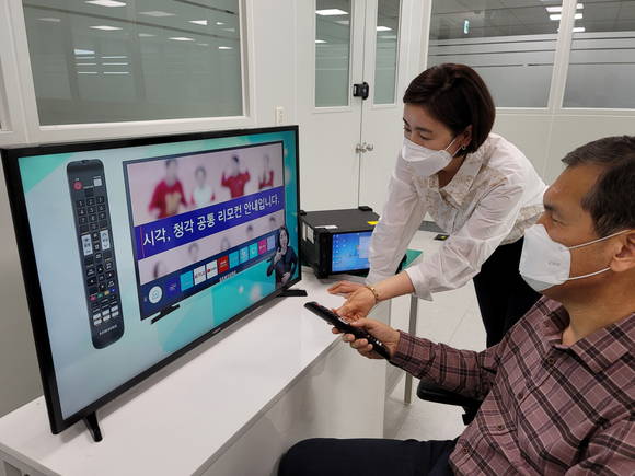 ▲삼성전자 수원 디지털시티에서 영상디스플레이사업부 담당 연구원과 시각장애 임직원이 올해 시청각 장애인용 TV 보급사업에 선정된 제품에 대해 의견을 나누고 있다. / 사진=삼성전자
