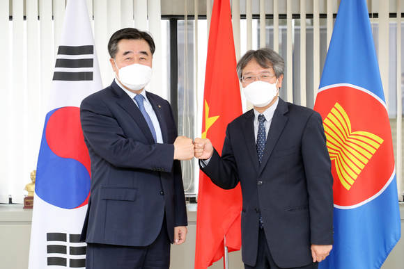 ▲김형 대우건설 사장(왼쪽)과 응우옌 부 뚱 주한베트남대사가 기념촬영을 하고 있다 / 사진=대우건설