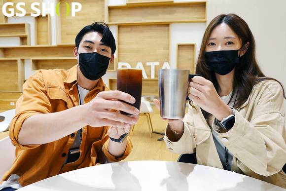 ▲GS홈쇼핑이 환경의 날 맞아 ‘다회용 컵 사용하기’ 캠페인을 시작했다. / 사진=GS홈쇼핑