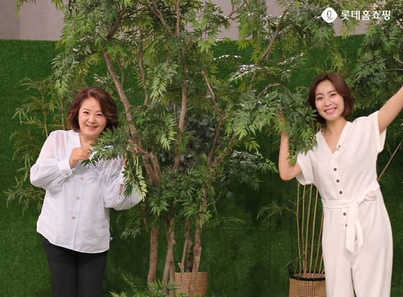 ▲롯데홈쇼핑 최유라쇼가 세계 환경의 날 맞아 주문수량만큼 나무를 기부한다. / 사진=롯데홈쇼핑