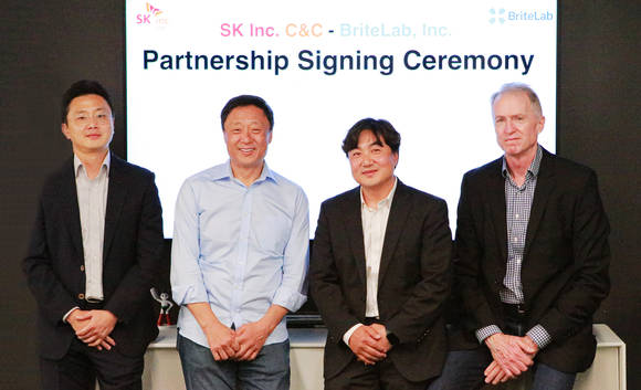 ▲김영대 SK㈜ C&C 디지털뉴비즈부문장(왼쪽 두 번째)과 스티븐 곽 브라이트랩 대표(세 번째) 등이 미국 실리콘밸리에 위치한 브라이트랩에서 글로벌 제조 하이테크 공동개발 협약을 체결한 뒤 기념촬영을 하고 있다. / 사진=SK㈜ C&C