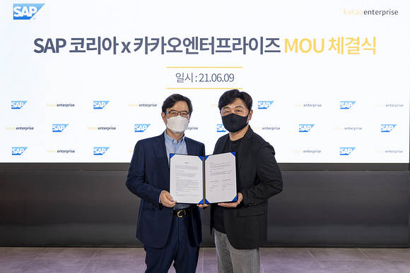 ▲이성열 SAP코리아 대표(왼쪽)와 백상엽 카카오엔터프라이즈 대표가 9일 전략적 업무협약을 체결한 뒤 기념촬영을 하고 있다. / 사진=카카오엔터프라이즈