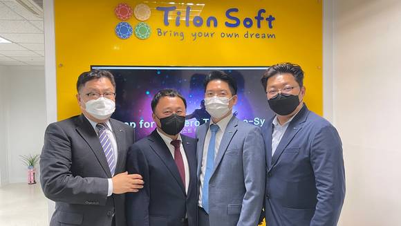 ▲(왼쪽부터) 틸론 조기영 부사장, 최용호 대표, 최백준 대표, 차진욱 부사장이 틸론소프트 현판식에서 기념촬영을 하고 있다. / 사진=틸론