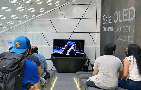 ▲LG전자가 멕시코국립영화관 시네테카나시오날 내에 LG 올레드 TV 전용 상영관인 살라올레드를 열었다. 관람객들이 LG 올레드 TV로 영화를 시청하고 있다. / 사진=LG전자