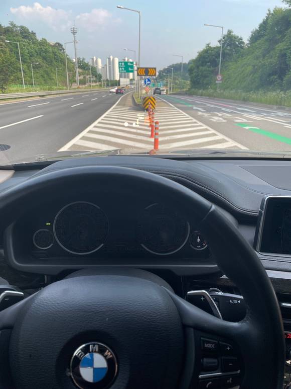 ▲지난 12일 오후 용인-서울 고속도로 주행 중 갑자기 차량 엔진이 꺼지고 멈춰선 BMW X6차량.