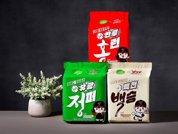 ▲풀무원식품이 프로야구 LG트윈스와 컬래버레이션해 비빔면 3종 ‘자연은 맛있다 정·백·홍 비빔면’을 LG트윈스 한정판으로 출시한다. / 사진=풀무원