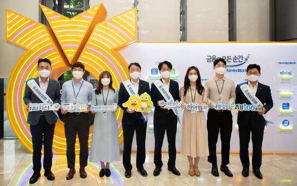 ▲손병환 농협금융지주 회장(왼쪽 5번째)과 권준학 농협은행장(왼쪽 4번째)이 농협금융 브랜드데이 행사 후 임직원들과 기념촬영을 하고 있다. / 사진=NH농협