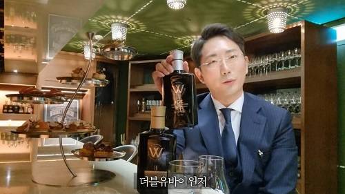 ▲저도주 더블유19를 즐기는 이호창 본부장 / 사진=유튜브 빵송국