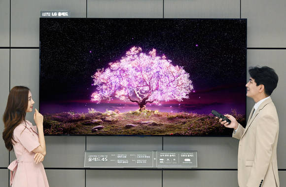 ▲LG전자가 세계 최초로 83형 올레드 TV를 출시하고 고화질·대화면 프리미엄 TV 수요를 적극 공략한다. 모델들이 LG 올레드 TV(모델명: 83C1)를 소개하고 있다. / 사진=LG전자