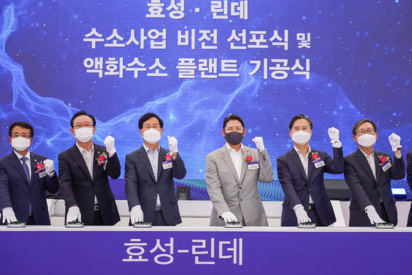 ▲21일 울산 효성화학 용연공장 부지에서 진행된 '효성-린데 수소 사업 비전 선포 및 액화수소플랜트 기공식' 중 기공식 터치 버튼 세러모니를 하고 있는 모습. (왼쪽부터) 안수일 울산시의회 부의장, 송철호 울산광역시장, 성백석 린데코리아 회장, 조현준 효성그룹 회장, 박진규 산업부 차관, 문재도 H2KOREA 회장 / 사진=효성
