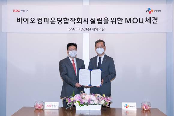 ▲최은석 CJ제일제당 대표이사(오른쪽)와 정중규 HDC현대EP 대표이사가 바이오 컴파운딩 합작회사 설립을 위한 업무협약 체결식에서 기념 촬영을 하고 있다. / 사진=CJ제일제당