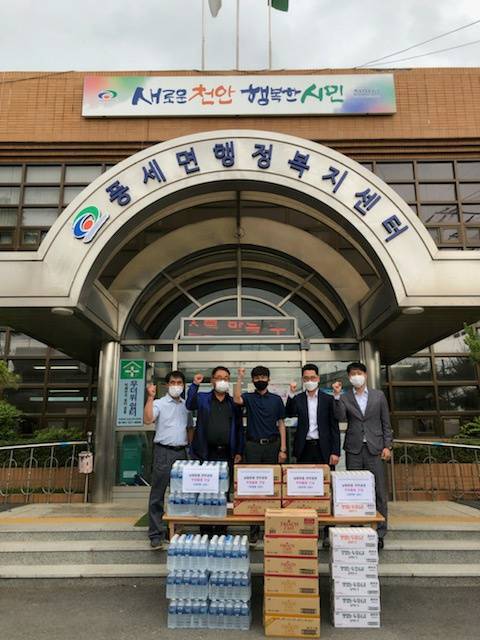 ▲남양유업 천안공장이 주거 환경 개선 사업 봉사자들을 위한 물품을 후원하고 있다. / 사진=남양유업