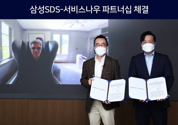 ▲황성우 삼성SDS 대표(오른쪽 두 번째)와 빌 맥더멋 서비스나우 CEO(화면 속), 김규하 서비스나우 한국대표(첫 번째)가 29일 클라우드 기반 디지털 트랜스포메이션 사업 확대를 위한 전략적 파트너십을 체결한 뒤 기념촬영을 하고 있다. / 사진=삼성SDS