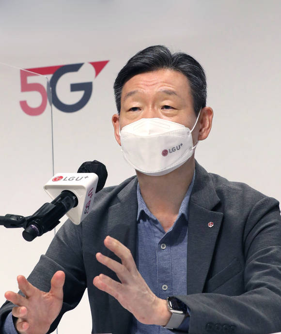 ▲황현식 LG유플러스 사장이 지난달 30일 서울 용산사옥에서 열린 기자간담회에서 ‘디지털 혁신기업’으로 변신할 것을 선언하고 있다. / 사진=LG유플러스