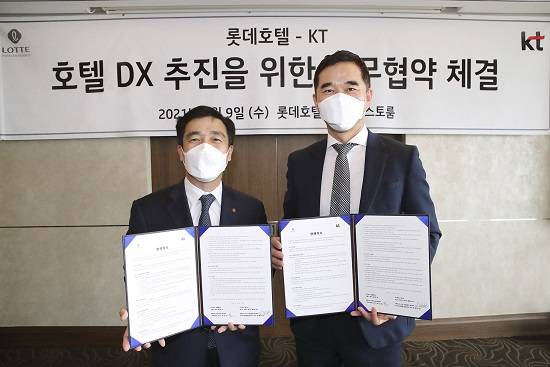 ▲임채환 KT AI/DX플랫폼사업본부장(오른쪽)과 이효섭 롯데호텔 기획부문장이 '호텔 DX 추진을 위한 MOU'를 맺은 후 기념촬영을 하고 있다 / 사진=KT