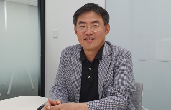 ▲김계원 유니포스트 대표는 “경비처리, 휴가처리, 결재처리 서비스를 각각 제공하는 곳은 있지만 이들 서비스를 함께 제공하는 곳은 유니포스트 외에는 찾기 어렵다”며 “이것이 경쟁사와 차별화되는 부분”이라고 말했다. / 사진=유니포스트