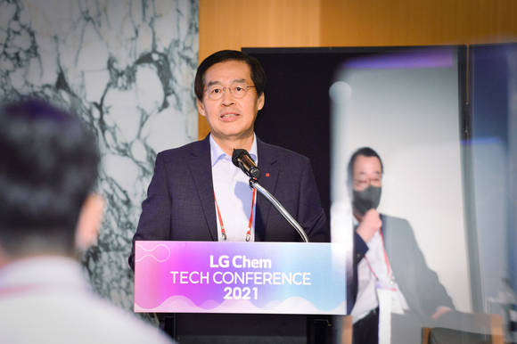 ▲신학철 LG화학 부회장이 테크컨퍼런스에서 환영사를 하고 있다 / 사진=LG화학