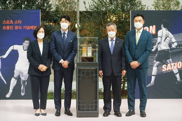 ▲(왼쪽부터) 이현숙 하나은행 서부영업본부 대표, 손흥민 선수, 반장식 한국조폐공사 사장, 정지영 현대백화점 부사장이 5일 서울 여의도 더현대서울에서 열린 손흥민 기념메달 공개 행사에서 기념촬영을 하고 있다. / 사진=하나은행