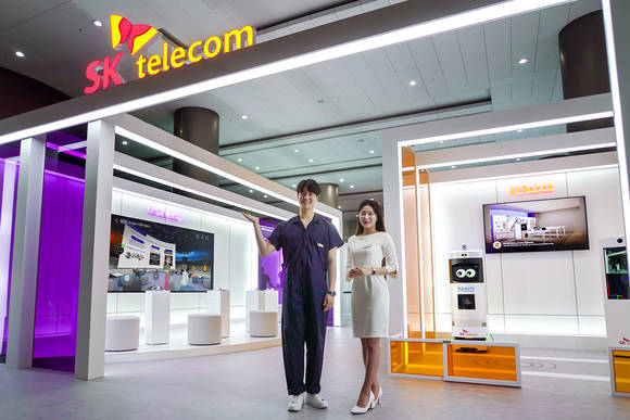 ▲SK텔레콤이 과학기술정보통신부가 추진하는 28GHz 시범 프로젝트의 일환으로, 5일부터 11일까지 서울 삼성동 코엑스 로비 이벤트홀에서 5G 28GHz 시범 서비스를 선보인다. / 사진=SK텔레콤