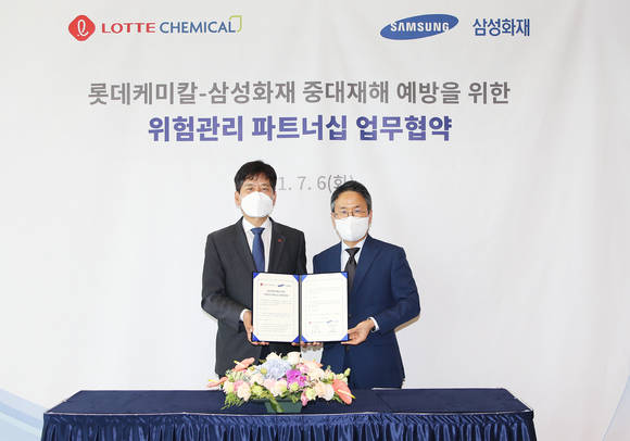 ▲김연섭 롯데케미칼 ESG경영본부장(왼쪽)과 이문화 삼성화재 일반보험본부장이 업무 협정서를 선보이고 있다. / 사진=삼성화재