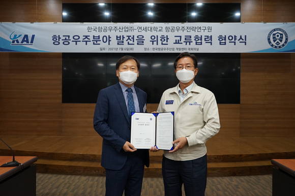 ▲(왼쪽부터) 조형희 ASTI 원장과 김형준 KAI 부사장이 항공우주분야 발전을 위한 교류협력 협약식에서 기념촬영을 하고 있다 / 사진=한국항공우주산업