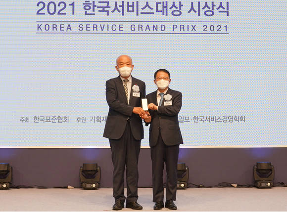 ▲최광우 롯데건설 상무(왼쪽)가 2021 한국서비스대상 시상식에서 기념촬영을 하고 있다. / 사진=롯데건설