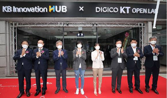 ▲8일 신림동 소재 관악S밸리 스타트업센터에서 진행된 관악 KB 이노베이션 허브, DIGICO KT 오픈랩 개소식에서 (왼쪽부터) 구현모 KT 대표이사, 오세정 서울대학교총장, 권칠승 중소벤처기업부 장관, 정지원 알고케어 대표, 윤정현 블루시그넘 대표, 정태호 국회의원, 박준희 관악구청장, 허인 KB국민은행장 등 참석자들이 기념촬영을 하고 있다. / 사진=KB금융