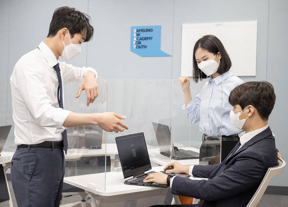 ▲삼성청년SW 아카데미 부울경 캠퍼스에서 교육생들이 시범 수업을 진행중이다. / 사진=삼성전자