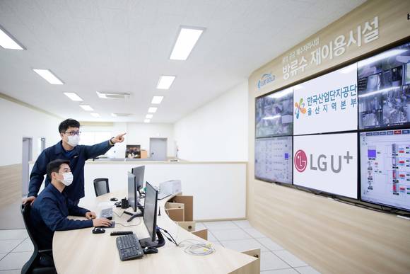 ▲LG유플러스는 한국산업단지공단 울산지역본부와 함께 울산지역 산업단지 경쟁력 강화와 산단 내 5G MEC(Multi-access Edge Computing) 적용을 위한 업무협약을 체결했다고 11일 밝혔다. 사진은 산업단지 관계자들이 U+스마트팩토리 솔루션을 살펴보고 있는 모습 / 사진=LG유플러스