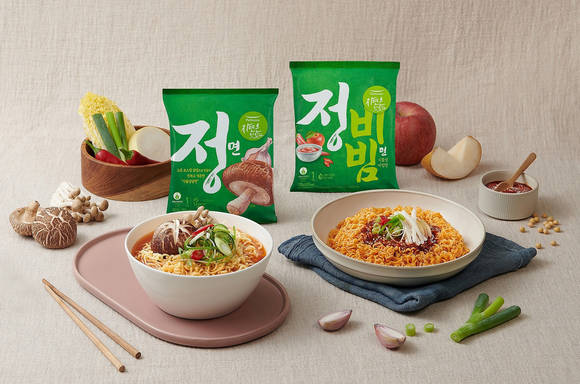 ▲풀무원의 비건라면 '정면'과 '정비빔면' / 사진=풀무원