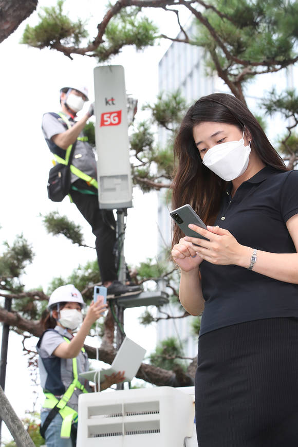 ▲KT가 15일 5G 단독모드(SA) 상용서비스를 시작했다. KT 직원이 5G SA를 적용한 갤럭시S20을 이용하고 있다. / 사진=KT