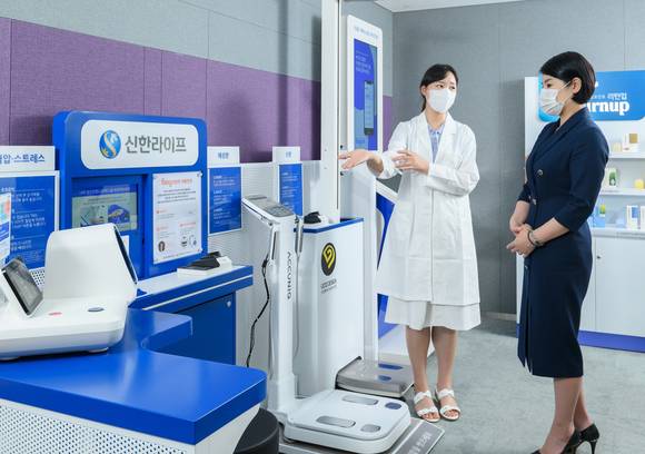 ▲전문 간호사가 방문 고객에게 신한라이프 맞춤형 헬스케어 서비스를 설명하고 있다. / 사진=신한라이프