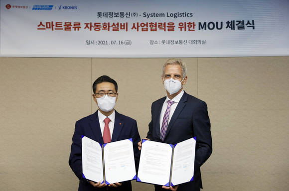▲노준형 롯데정보통신 대표(왼쪽)와 토마스 게르스틀 시스템로지스틱스 부사장이 지난 16일 진행된 스마트물류 자동화설비 사업협력을 위한 양해각서 체결식에서 기념촬영을 하고 있다. / 사진=롯데정보통신