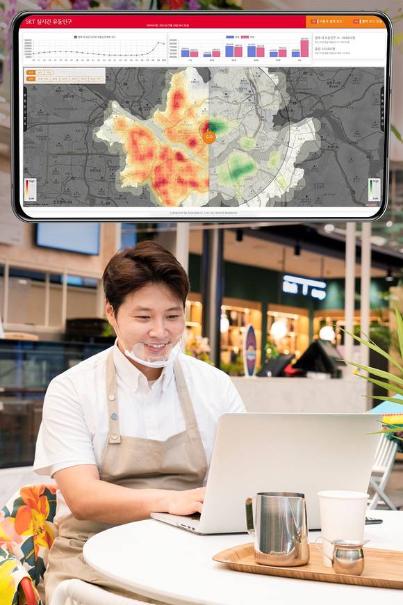 ▲SK텔레콤, 서울신용보증재단, KB국민카드는 소상공인 지원을 위해 서로 보유한 데이터를 교류하고 공동 연구하기 위한 업무협약을 19일 체결했다. 사진은 소상공인이 SK텔레콤, 서울신용보증재단, KB국민카드의 융합 데이터를 활용하는 모습 / 사진=SK텔레콤