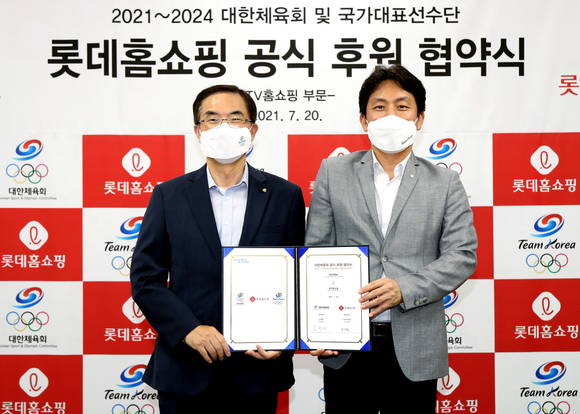 ▲대한체육회 공식 후원 협약식에서 윤지환 롯데홈쇼핑 마케팅부문장(오른쪽)과 조용만 대한체육회 사무총장이 기념 촬영을 하고 있다. / 사진=롯데홈쇼핑
