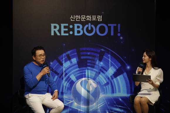 ▲지난 7일 비대면으로 열린 제1회 신한문화포럼에서 조용병 신한금융그룹 회장(왼쪽)이 실시간으로 접수된 MZ세대 직원들의 질문에 대답하고 있다. / 사진=신한금융그룹