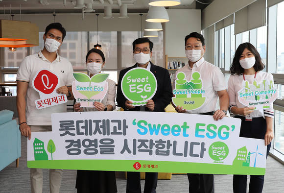 ▲ESG 경영 선포식에서 민명기 롯데제과 대표(왼쪽 세 번째)와 임직원이 기념촬영을 하고 있다. / 사진=롯데제과