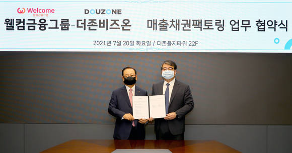 ▲더존비즈온의 ‘위하고 기반 매출채권팩토링 사업’에 웰컴금융그룹이 신규 자금공급자(팩터) 참여를 확정한 가운데, 김용우 더존비즈온 대표(오른쪽)와 손종주 웰컴금융그룹 회장이 업무협약서를 교환하고 있다. / 사진=더존비즈온
