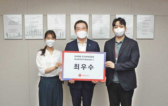 ▲롯데홈쇼핑의 ‘게임 체인저 오디션’ 시상식에서 이완신 롯데홈쇼핑 대표(왼쪽 두 번째)와 우승팀(최미령,김범규)이 기념촬영을 하고 있다. / 사진=롯데홈쇼핑