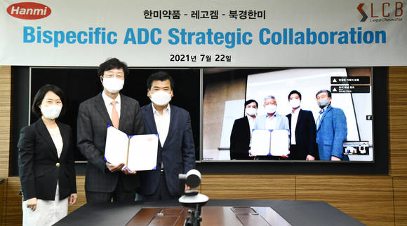 ▲권세창 한미약품 대표(왼쪽 두 번째)와 김용주 레고켐 바이오사이언스 대표(오른쪽 세 번째) 및 임원들이 공동연구개발 협약 체결 후 기념촬영을 하고 있다. / 사진=한미약품