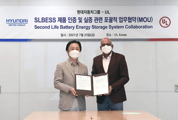 ▲지영조 현대차그룹 이노베이션담당 사장(왼쪽)과 사지브 제수다스 UL 커머셜 총괄 사장이 SLBESS 제품 인증 및 실증 관련 포괄적 업무협약을 체결한 뒤 기념촬영을 하고 있다. / 사진=현대자동차그룹