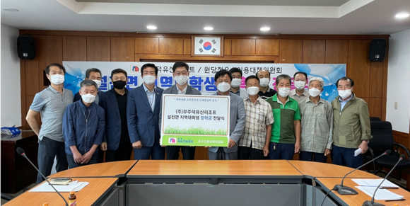 ▲전북 무주군 설천면 주민자치센터에 열린 지역 대학생 장학금 전달식에서 참석자들이 기념촬영을 하고 있다. / 사진=부영그룹