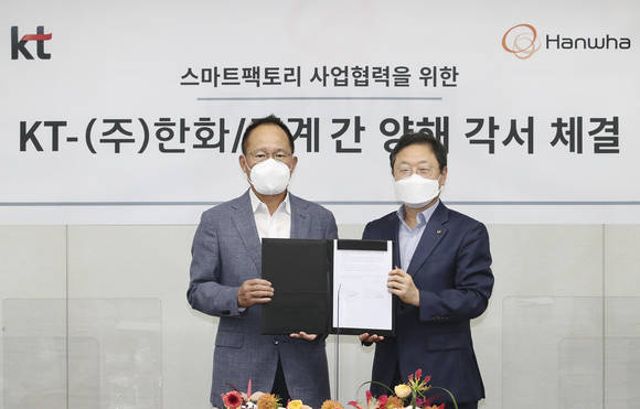 ▲신수정 KT 엔터프라이즈부문장(오른쪽)과 옥경석 ㈜한화/기계 대표가 스마트팩토리 신규상품 출시 및 제조분야 DX 사업협력 추진을 위한 업무협약을 맺은 뒤 기념촬영을 하고 있다. / 사진=KT