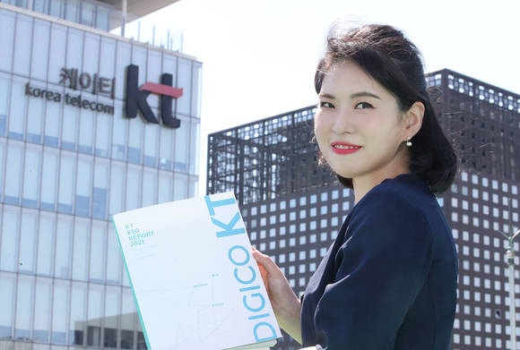 ▲KT가 창사 이래 처음으로 ESG 보고서를 발간했다. KT 직원이 ESG 보고서를 홍보하고 있다. / 사진=KT
